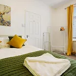 Charming 3 Bed Steps From & Station