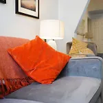 Сasa de vacaciones Charming 3 Bed Steps From & Station *