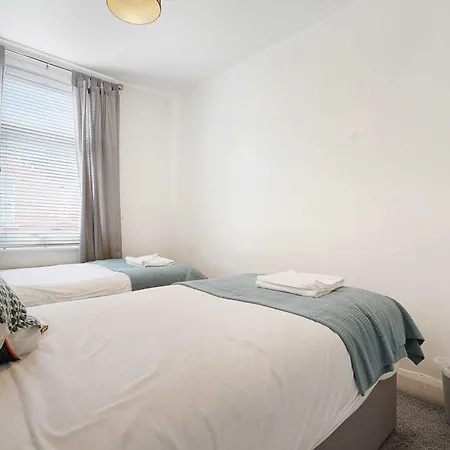Charming 3 Bed Steps From & Station Сasa de vacaciones