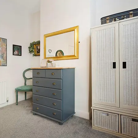 Charming 3 Bed Steps From & Station Сasa de vacaciones