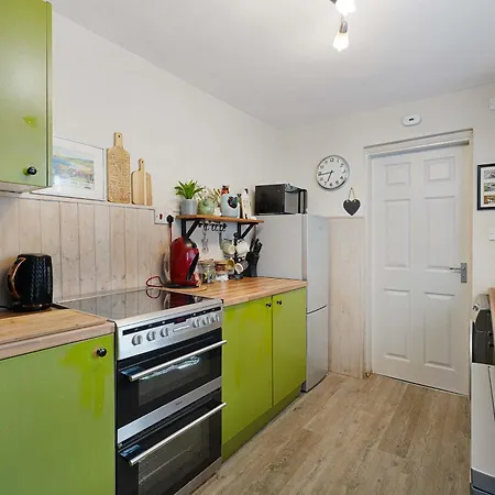 Tatil Evi Charming 3 Bed Steps From & Station