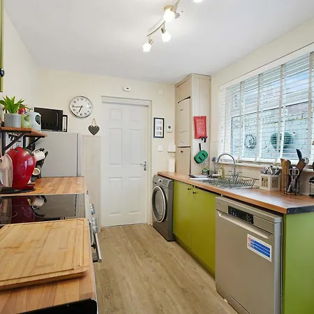 Charming 3 Bed Steps From & Station *
