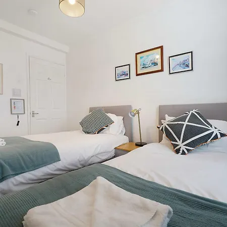 Charming 3 Bed Steps From & Station Сasa de vacaciones *