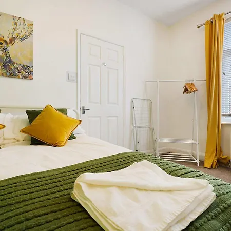 Charming 3 Bed Steps From & Station