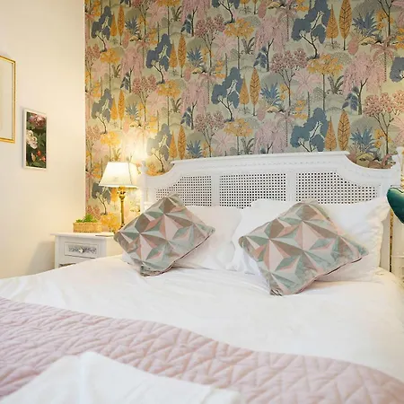 Charming 3 Bed Steps From & Station *