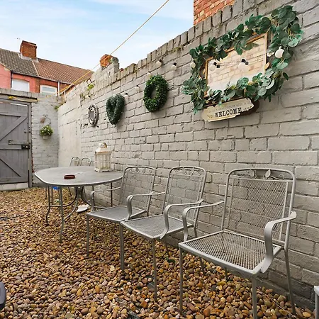 Charming 3 Bed Steps From & Station Tatil Evi