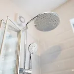 Charming 3 Bed Steps From & Station 펜션 레드카