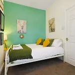 펜션 Charming 3 Bed Steps From & Station 레드카