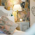 Charming 3 Bed Steps From & Station 펜션 레드카