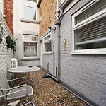 Charming 3 Bed Steps From & Station 펜션