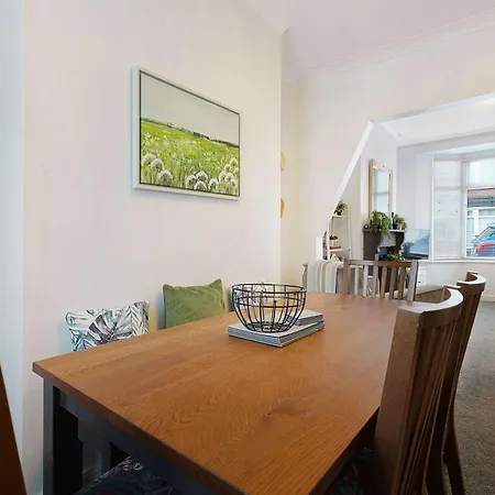 Charming 3 Bed Steps From & Station *