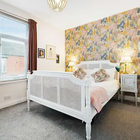 Charming 3 Bed Steps From & Station *