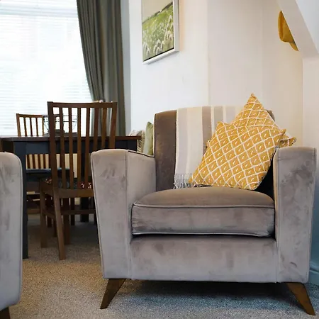 Charming 3 Bed Steps From & Station Nyaraló