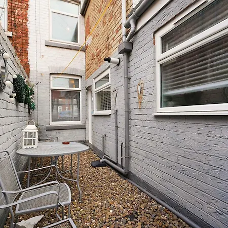 Charming 3 Bed Steps From & Station Nyaraló