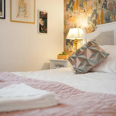 Nyaraló Charming 3 Bed Steps From & Station