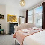Charming 3 Bed Steps From & Station 레드카