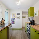 Charming 3 Bed Steps From & Station * 레드카