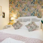 Charming 3 Bed Steps From & Station *