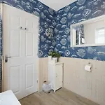 펜션 Charming 3 Bed Steps From & Station