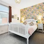 Charming 3 Bed Steps From & Station *