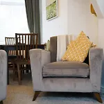 Charming 3 Bed Steps From & Station 펜션