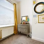 펜션 Charming 3 Bed Steps From & Station
