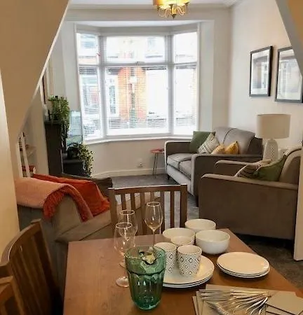 Charming 3 Bed Steps From Redcar Beach & Station Holiday home *