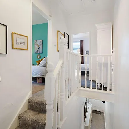 Charming 3 Bed Steps From & Station Ferienhaus